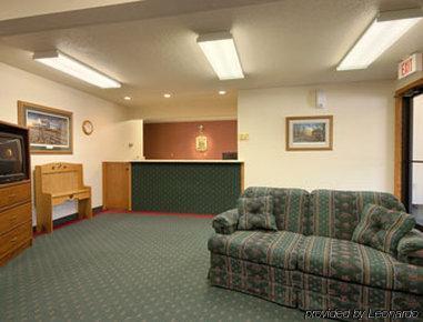 Super 8 By Wyndham Oelwein Hotel Interior photo