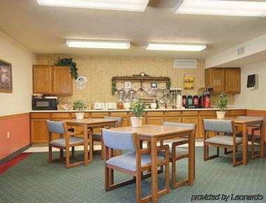 Super 8 By Wyndham Oelwein Hotel Restaurant photo